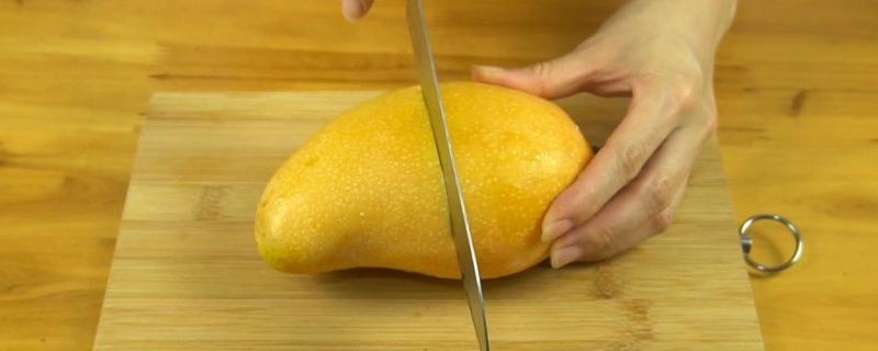 切芒果的方法，直接切开便可食用