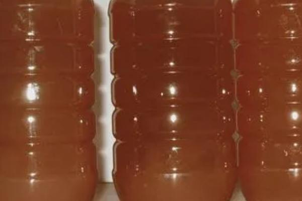 正宗土蜂蜜是什么颜色，多呈琥珀色或深琥珀色液体状