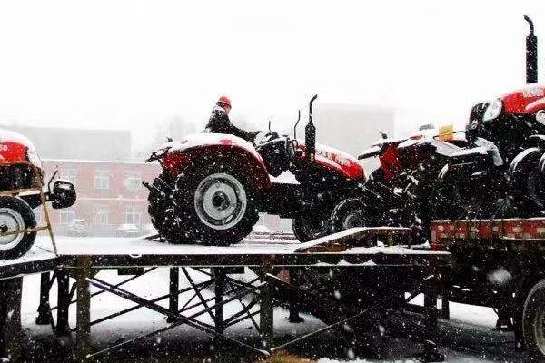 冬季拖拉机合理使用，禁止拖拉机在冰雪路上超载