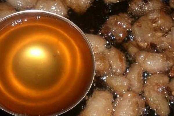 肥肉怎么炼油，切成小片或丁状放入炒锅加热即可