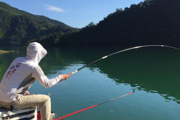 刮东南风在什么位置钓，可在下风口浅层垂钓