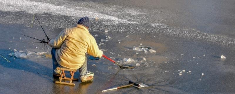 冰钓所需装备，凿洞工具首选冰镩