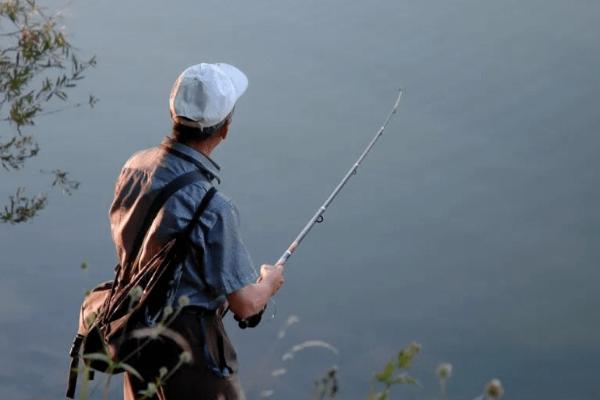 冬钓鲫鱼要钓深还是钓浅，钓深水的成功率更高