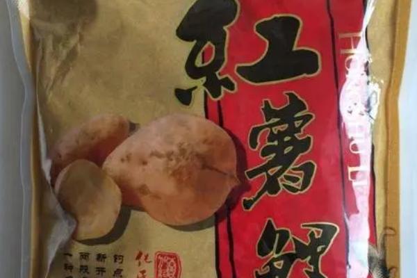 钓草鱼和鲤鱼适合用什么饵料，玉米、蚯蚓、红薯均为常用鱼饵