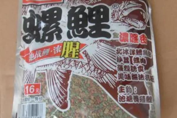 钓草鱼和鲤鱼适合用什么饵料，玉米、蚯蚓、红薯均为常用鱼饵