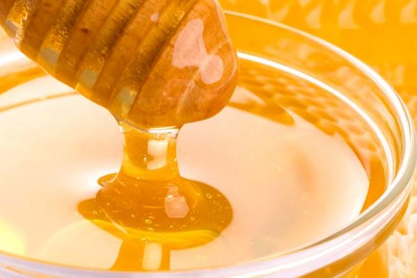 蜂蜜是酸性还是碱性的，在溶液酸碱度上是酸性的
