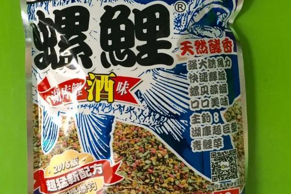 夜钓鲤鱼的最佳饵料，自然饵料和商品饵料都可以