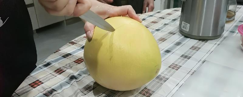 怎么剥出完整的柚子肉，在中间轻划一刀后再反向剥皮