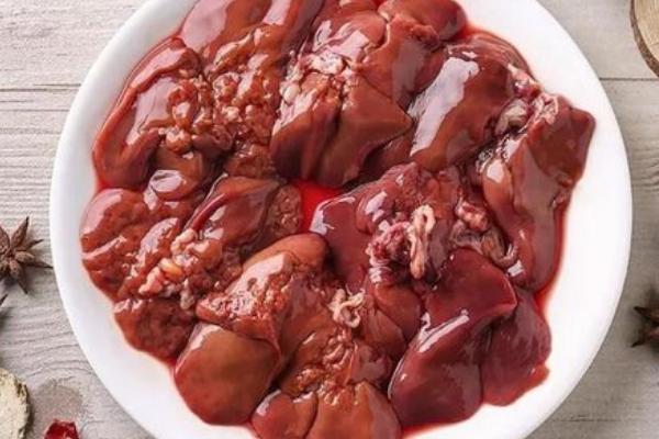 钓螃蟹用什么饵料，鸡肝、鸭肠或蚯蚓都适用