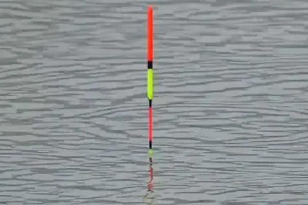 传统钓法适合用多长的鱼竿，小型河流可用3.6-5.4米的鱼竿