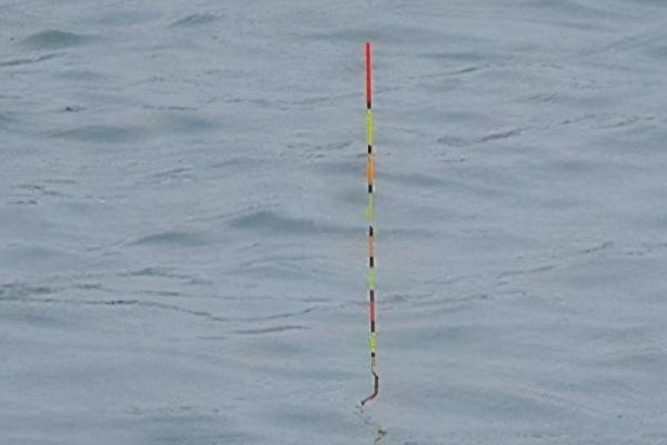 传统钓法适合用多长的鱼竿，小型河流可用3.6-5.4米的鱼竿