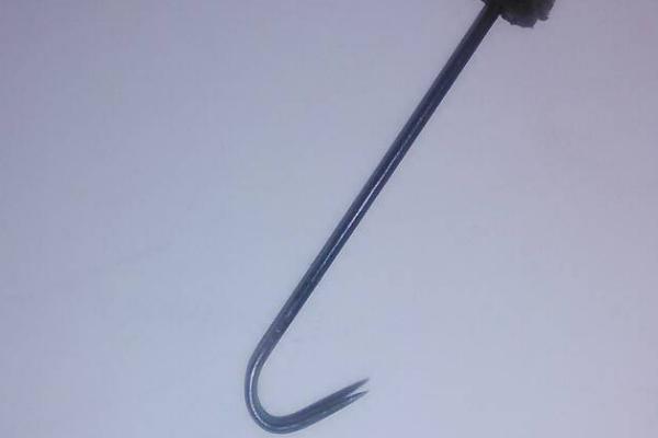 怎么制做不易脱钩的黄鳝钩，可用夹钳将钢丝弯成鱼钩形状