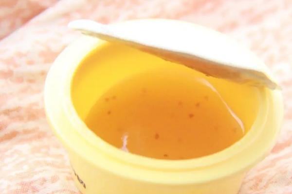 怎么用蜂蜜制做面膜，将蛋清与蜂蜜调匀即可使用