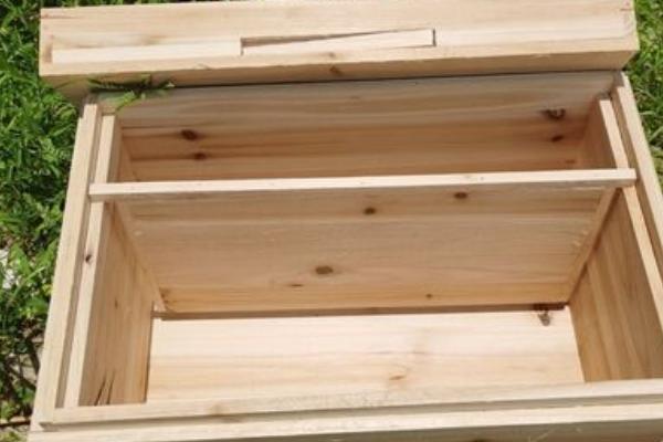 蜂箱的制作方法，宜选质轻且耐用的木材