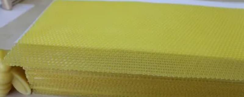 制造巢础的材料，一般用蜂蜡制造