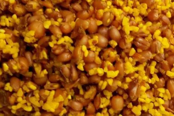 用哪种窝料可以快速引诱鲫鱼，中药酒米、发酵杂粮、商品窝料皆为适宜选择