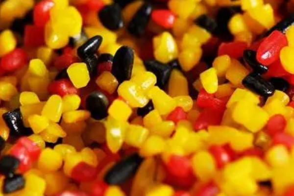 用哪种窝料可以快速引诱鲫鱼，中药酒米、发酵杂粮、商品窝料皆为适宜选择