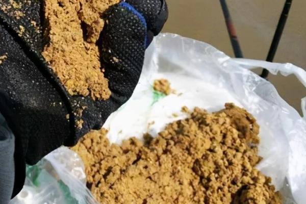 垂钓鲫鱼如何打窝，作钓时要续窝留鱼