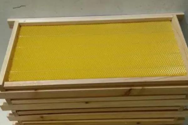 制造巢础的材料，一般用蜂蜡制造