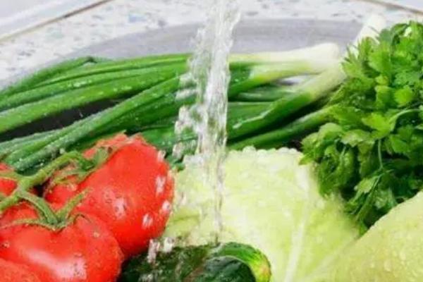 如何去除蔬菜农药残留，一洗、二浸、三烫、四炒