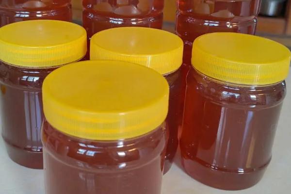 蜂蜜的主要成分是什么，主要成分是糖分和水分