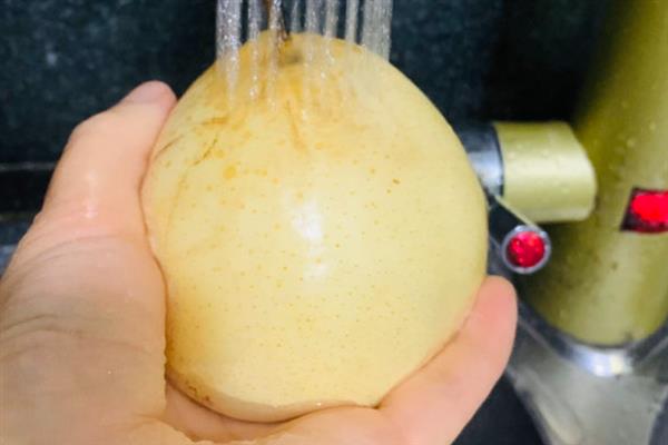 将梨洗干净的方法，用淘米水清洗可以有效去除农药等污渍