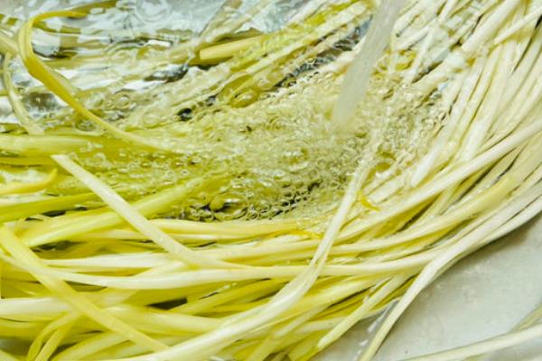 韭黄和蒜黄的区别，外形、味道均不同