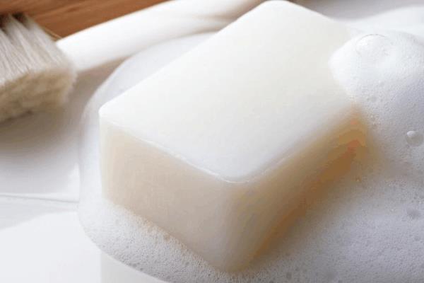 使用敌百杀虫剂的注意事项，在配制和使用时不可使用金属容器盛放