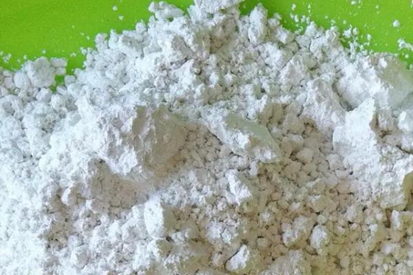 鱼塘消毒一般用什么药，可以选择生石灰或漂白粉等
