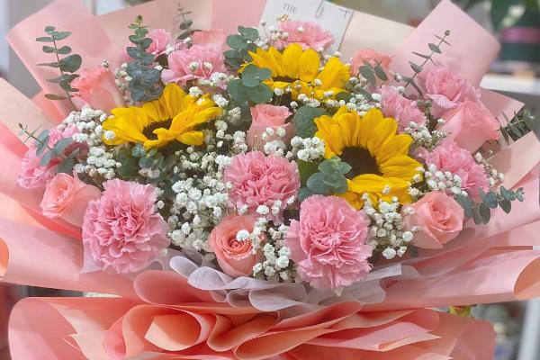 粉色康乃馨的寓意，寓意美丽、年轻等