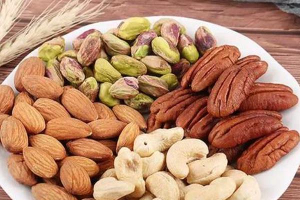 有哪些年货礼品，常见的有春联、坚果零食等