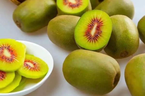 猕猴桃树的形态特征,其茎干细长且颜色为褐色