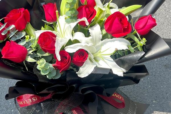 赠送百合与玫瑰花束的含义，代表真挚的爱情