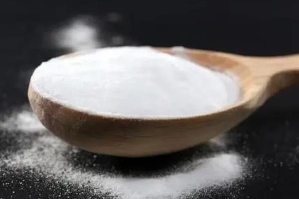 给鸡喂小苏打的作用，可以缓解热应激、治疗腺肌胃炎等