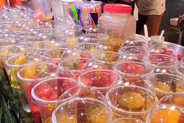 做什么生意赚钱投资小利润大，可以选择手机贴膜、饮品、冰淇淋等