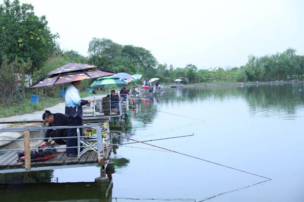 筏钓竿的适宜长度，因钓场环境、钓点鱼情而异