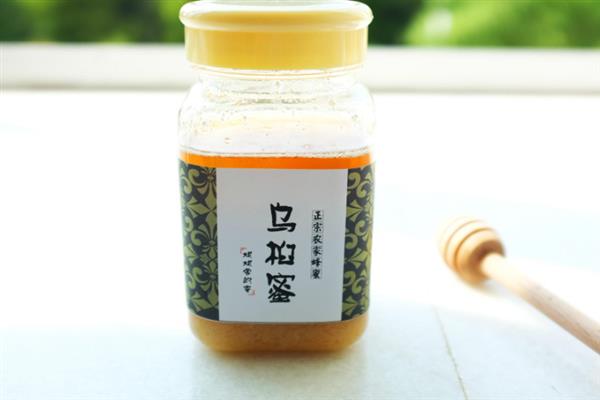 乌桕蜜的简介，由蜜蜂采集乌桕树的花蜜酿制而成