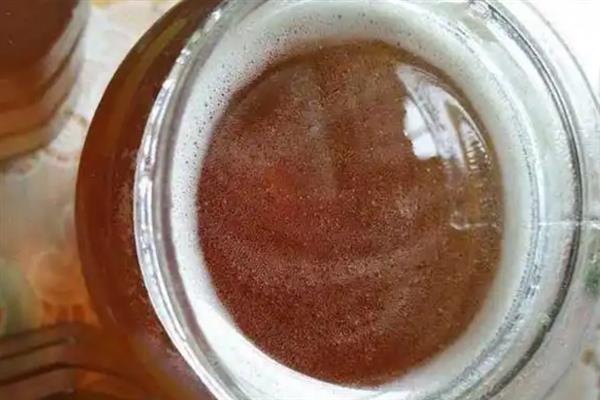 乌桕蜜的简介，由蜜蜂采集乌桕树的花蜜酿制而成