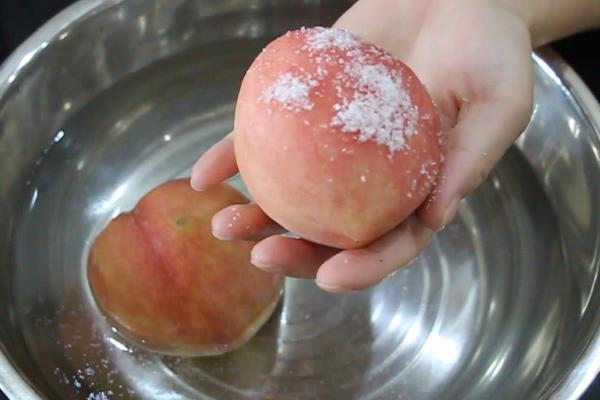 清洗桃子的方法，用食盐水浸泡4-5分钟可清除绒毛