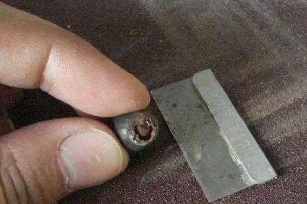 如何播种发芽的种子，在土面上撒播后覆盖细沙土