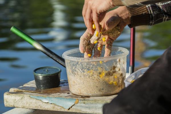野钓适合搓饵还是拉饵，需根据天气、鱼情、水情做决定