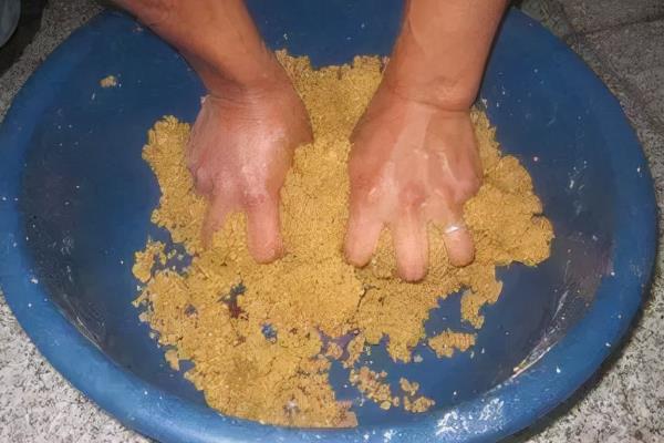 野钓适合搓饵还是拉饵，需根据天气、鱼情、水情做决定