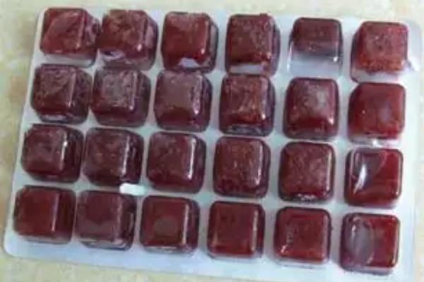 银龙鱼撞缸的原因，可能是受到惊吓或打架