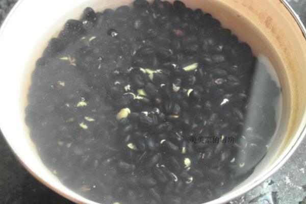 黑豆怎么种植，初花期和鼓粒期要喷施叶面肥