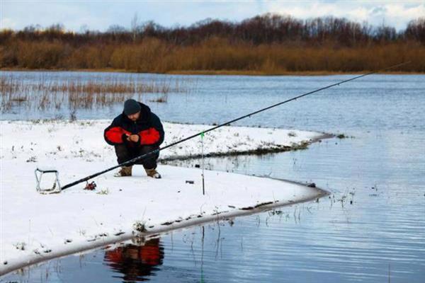 冬天钓鱼钓深还是钓浅，大多数情况下可直接钓深或钓底