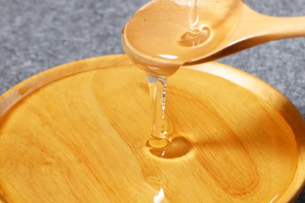 假蜂蜜是用哪种材料制成，主要用白糖、果葡糖浆、麦芽糖制作