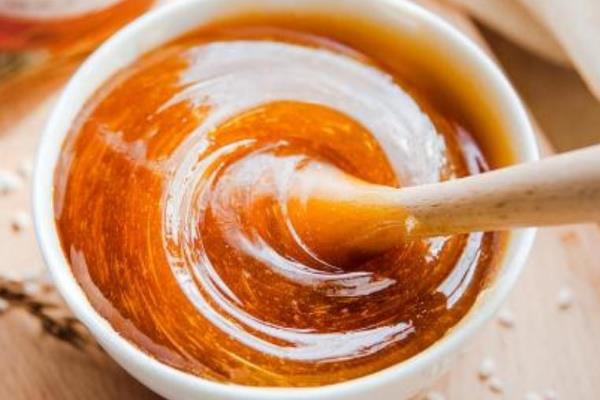 假蜂蜜是用哪种材料制成，主要用白糖、果葡糖浆、麦芽糖制作