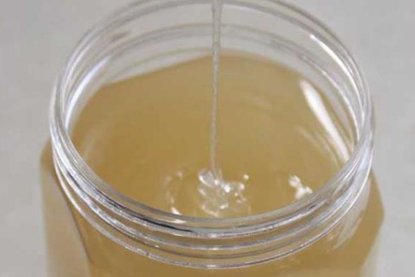 假蜂蜜是用哪种材料制成，主要用白糖、果葡糖浆、麦芽糖制作