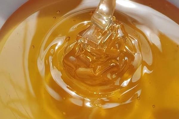 假蜂蜜是用哪种材料制成，主要用白糖、果葡糖浆、麦芽糖制作
