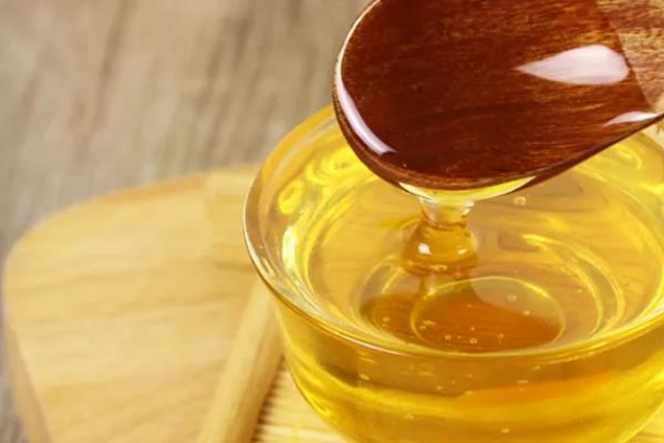 假蜂蜜是用哪种材料制成，主要用白糖、果葡糖浆、麦芽糖制作